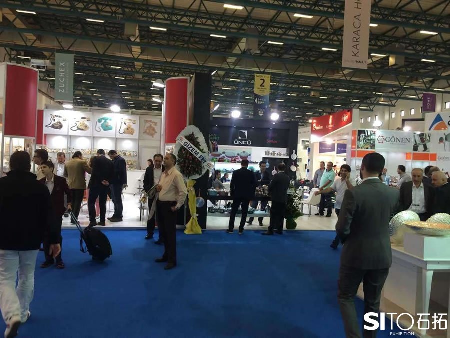 如何通过展会与潜在客户群体进行沟通？